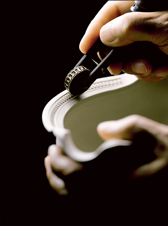 今日では大倉陶園だけが保持するエンボス技法