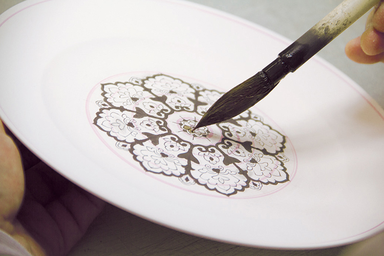 施釉前の素焼素地に彩色する伝統的な呉須（ごす）技法