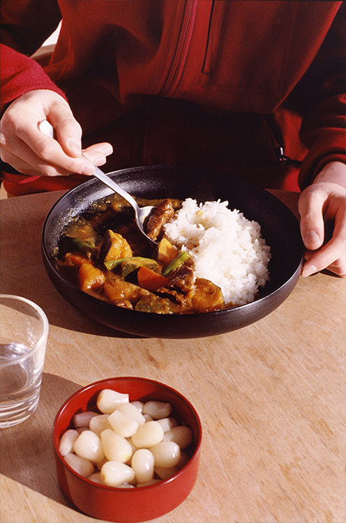 漆の器でカレーが食べたいという想いから誕生した小福皿。